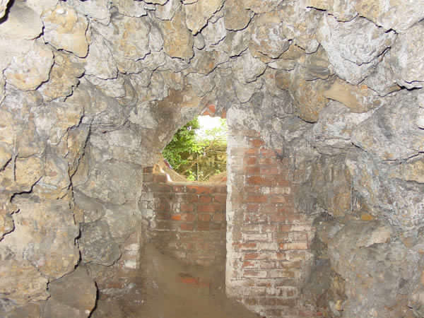 Parco di Villa Finzi. Ingresso del tempio della notte
